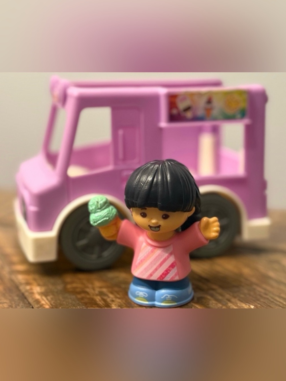FISHER-PRICE - LITTLE PEOPLE ICE CREAM TRUCK SET W FIGURE HOLDING A CONE